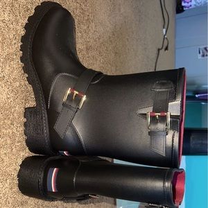 Size 9 Tommy Hilfiger rain or fashionable boots